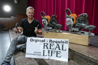 Erzgebirge: Retten deutsche Filme das Kinojahr? - Sven Kruppa präsentiert Schlittschuhe mit Kettensägeantrieb – Requisiten aus dem Dokumentarfilm „Philipp Mickenbecker: Real Life".