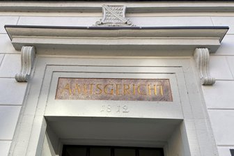 Erzgebirge: Richterin droht Männern mit Ungehorsamsarrest - Das Amtsgericht Stollberg hat zu einem Fall von schwerer Sachbeschädigung in Oelsnitz geurteilt.