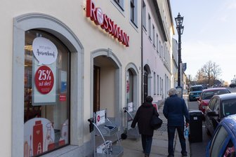 Erzgebirge: Rossmann verlässt Innenstadt - Ausverkauf bei Rossmann an der Wolkensteiner Straße. Ab Samstag erfolgt der nahtlose Übergang in die neue Filiale.