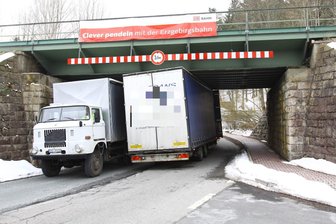 Erzgebirge: Sattelzug stößt gegen Eisenbahnbrücke - Die Eisenbahnunterführung in Wiesenbad ist von einem Sattelauflieger beschädigt worden. 2013 hing schon einmal ein Lkw unter der Brücke fest (Foto), weil sie mit einer Höhe von 3,60 Meter für manche Sattelzüge zu niedrig ist.