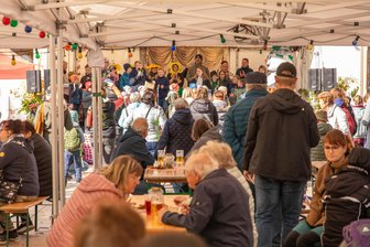 Erzgebirge: Sauerkrautfest lockt Hunderte Besucher an - Das Sauerkrautfest hat am Samstag hunderte Besucher auf den Elterleiner Markt gelockt.