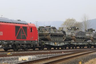 Erzgebirge: Schützenpanzer treffen per Bahn in Marienberg ein - Der Militärzug bei der Durchfahrt im Bahnhof Pockau-Lengefeld.
