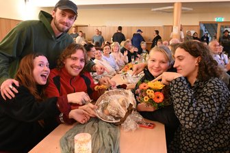 Erzgebirge: Schwammesupp zur leckersten Suppe gekürt - Sie wurden zu den Suppenkönigen im Sehmatal gekürt: Louisa Neubert, Ben Zylla, Heinrich Ehrler, Lena Neumann und Jimmy Fritzsche (v. l.).