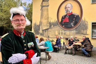 Erzgebirge: Seine Majestät König Albert empfängt wieder Wanderer an seinem Turm - In der königlichen Kluft steckt seit 15 Jahren Heinz Gimpel, ein Beierfelder, der diese Rolle mit Ruhe und herrschaftlicher Geduld ausfüllt. Dafür wurde er am Samstag mit einer Urkunde gewürdigt.