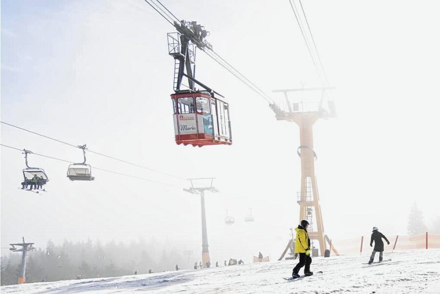 Erzgebirge: Skispaß mit Frühlingsgefühlen - Trotz des eher frühlingshaften Wetters geht am Fichtelberg der Skibetrieb weiter. Am Mittwochmorgen kämpfte am Gipfel noch die Sonne gegen den Nebel, wenig später war blauer Himmel.