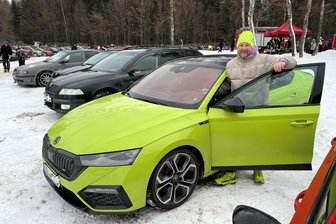 Erzgebirge: Skoda-Fans trotzen gemeinsam dem Winter - René Lange mit seinem Skoda Octavia RS in Mamba-Grün.