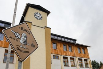 Erzgebirge: So hat der Freistaat über den Antrag auf Genehmigung der sogenannten „Huss-Schule“ entschieden - Das Domizil des Wurzelwerk-Vereins in Neudorf gehört dem Unternehmer Jürgen Huss.