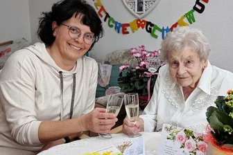 Erzgebirge: So selbstbewusst mit 100 lässt sich das Alter meistern - Am Freitag werden zum 100. Wiegenfest die Gläser klingen: Käthe Schmidt hier im Bild mit Heimleiterin Sandra Lauer.