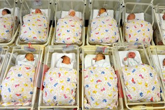 Erzgebirge soll bis 2040 um mehr als 54.000 Einwohner schrumpfen: Warum junge Frauen der Heimat den Rücken kehren - Eine der Gründe für den Rückgang der Bevölkerung ist, dass im Erzgebirge zu wenige Babys auf die Welt kommen.