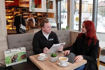 Erzgebirge: Speed-Dating beim Bäcker - für einen Job - Steffen Rau, der Assistent der Geschäfts- und Verkaufsleitung der Bäckerei, im Gespräch mit Bewerberin Natalie Uhlmann.