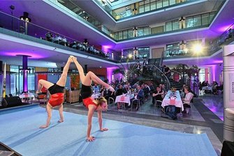 Erzgebirge: Sporttalente des Jahres 2022 bei Auszeichnungsfeier geehrt - Sportakrobaten aus Chemnitz (im Bild Lilian Janschewski/l. und Finia Göpfert) zeigten zur Auszeichnungsfeier der Sporttalente ihre Kunst. 