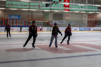 Erzgebirge startet in die Eislauf-Saison: Wann und wo die Eisbahnen öffnen – Das kostet der Eintritt - Im Eisstadion Schönheide ist am Sonntag die diesjährige Saison gestartet.