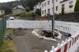 Erzgebirge: Straßensperrung nach Einbruch der Fahrbahn - In der Waldschlößchenstraße im Stadtteil Buchholz ist die Fahrbahn eingebrochen.