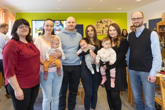 Erzgebirge: Thea, Mats und Mae sind Stargäste bei Babyempfang - Babybegrüßung in Thum: (von links) Ina Förster, Leiterin des Familienzentrums, Sandra Rietschel mit Thea, Toni Stich und Janka Fröhner mit Mats, Tiffany Metzler mit Mae und Bürgermeister Thomas Mauersberger.