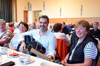 Erzgebirge: Thomas „Rups“ Unger begeistert Zuhörer - Ein Höhepunkt der neuntägigen Festwoche zum 425. Kirchenjubiläum in Neudorf: der Auftritt von Thomas „Rups“ Unger.