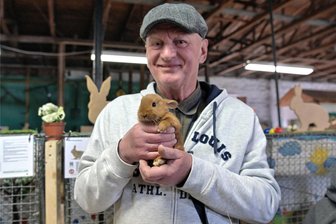 Erzgebirge: Tierfamilie gewinnt Titel bei der Abstimmung zum schönsten Osterhasen - Die Tierfamilie, die die Wahl zum schönsten Osterhasen gewonnen hat, stammt aus der Zucht des Lugauers Karl Wolf – hier mit einem der Jungtiere.