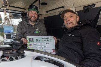 Erzgebirge: Trucks leuchten für guten Zweck - Der Thumer Sven Meyer (r.) übergab 1500 Euro an Thomas Hänel für dessen Projekt.