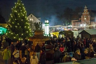 Erzgebirge tüftelt an Lösungen für Adventszeit in der Pandemie - Blick auf den Weihnachtsmarkt in Oelsnitz, wie er sich vor zwei Jahren präsentierte. Auch in diesem Jahr soll es wieder einen Weihnachtsmarkt geben - angepasst an die geltenden Corona-Regeln. 