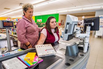 Erzgebirge: Überraschendes Ende für Frischemarkt – Supermarkt im Kurort seit Montag geschlossen - Ein letztes Mal abkassieren: Der Frischemarkt in Bad Schlema ist seit Montagnachmittag endgültig geschlossen. Wie es für die Mitarbeiterinnen Iliriana Mustafa (r.) und Steffi Otto nun beruflich weitergeht, ist offen.