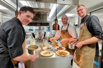 Erzgebirge um einen Gourmettempel reicher: Schmackhafte „Küchenschlacht“ vor dem Neustart - Küchenteam im „Hohen Rad“: Küchenchef Julian Lorenz mit Dominic Zueck und Nico Kaufmann (v. r.). Nicht im Bild ist Christian Triebel, der in der Spülküche stets alle Hände voll zu tun hat.