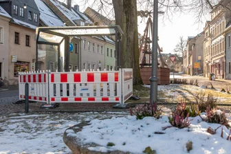 Erzgebirge: Unbekannte sprengen Bushaltestelle - Die Bushaltestelle am Markt in Schlettau ist durch Sprengmittel beschädigt worden.