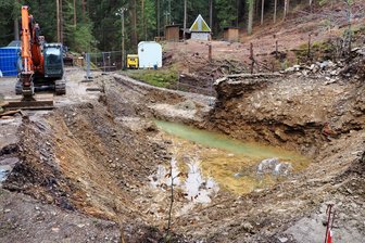 Erzgebirge: Unbekannter Stollen aus Zeit des Altbergbaus entdeckt - Das Gelände am Reichenbachstollen ist Baustelle. In dieser Grube entsteht das Fundament des Zechenhauses.