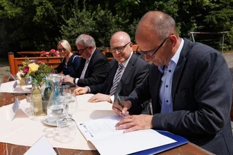 Erzgebirge und Chemnitz streben mehr Partnerschaft an - Vertragsunterzeichnung: Ines Hanisch-Lupaschko vom Tourismusverband Erzgebirge, Landrat Frank Vogel, der Chemnitzer OB Sven Schulze und Sören Uhle von der Wirtschaftsförderung Chemnitz (von links). 