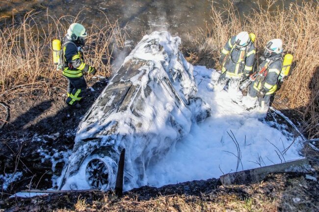 Erzgebirge: Unfallopfer wäre fast verbrannt - Angeklagter streitet Vorwurf ab - Wenige Minuten, nachdem die 19-Jährige gerettet wurde, brannte das Auto aus. Die Feuerwehr erstickte die Flammen mit Schaum.