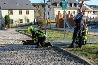 Erzgebirge: Vater und Kind entdecken gefährliches Loch neben Spielplatz -