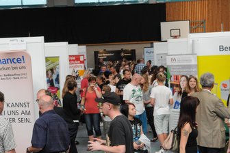 Erzgebirge: Vier Städte werden zum Karrieredrehkreuz – „Makerz Day“ gibt Einblick in die Berufswelt - Zum Auftakt macht die „Makerz Day“-Ausbildungsmesse am 6. September in Annaberg-Buchholz Station.