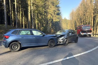 Erzgebirge: Vier Verletzte nach Unfall auf Bundesstraße – Polizei nennt Details zum Hergang - B 101: Gegen 11 Uhr war es zu der Kollision der zwei Fahrzeuge gekommen, zu der die Feuerwehr gerufen wurde.