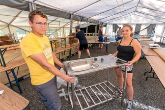 Erzgebirge: Völliger Quark im Jugendclub Lippersdorf - Richard Haug und Eyleen Knüppel (v. l.) beim Aufbau des Festzeltes für die „Fête du Quork“.