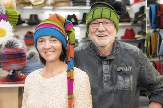 Erzgebirge: Von Fuchsfell bis Wollmütze – Wie die Mode den Beruf eines Kürschners wandelt - Klaus Kriebel ist Kürschnermeister und führt sein Geschäft in Annaberg seit 50 Jahren. Heute arbeitet er zusammen mit seiner Tochter Sandy Spickermann.