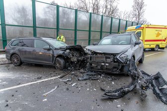 Erzgebirge: VW-Fahrerin bei Frontalzusammenstoß auf B 180 schwer verletzt - Bei dem Unfall auf der B180 zwischen Stollberg und dem Abzweig Brünlos erlitt eine VW-Fahrerin schwere Verletzungen.