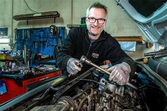 Erzgebirge: Warum ein Kfz-Mechaniker zum Pastor „umschult“ - Als Kfz-Mechaniker schraubt Rocco Krumpfer seit 2004 in der Olbernhauer Werkstatt von Daniel Koch täglich an Fahrzeugen aller Art.