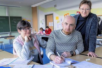 Erzgebirge: Warum eine 57-jährige Lehrerin noch einmal die Schulbank drückt - Ella Ionova (l.) und ihr Schwiegersohn Konstiontyn Borysink lernen seit Juli vergangenen Jahres an der Volkshochschule gemeinsam die deutsche Sprache. Ihre Dozentin ist Marlis Jähn.