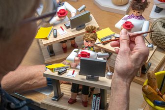 Erzgebirge: Warum gibt es Räuchermännchen, aber fast keine Räucherfrauen? - In der  Werkstatt von Eva Beyer in Seiffen werden auch Räucherfrauen hergestellt.