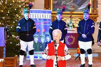 Erzgebirge: Was Mundartsprecherin Marianne Martin von ihrem Nachfolger im MDR hält - Marianne Martin mit den Bergsängern Geyer am Sonntag in der St. Laurentius-Kirche. 