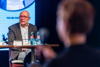 Erzgebirge: Was passiert jenseits des Kunst- und Skulpturenpfades? - Autor Stefan Tschök, hier bei einer Veranstaltung in Marienberg, ist am 7. März zu Gast in Dittersdorf.