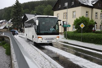 Erzgebirge: Weiße Straßen mitten im Juni - Im Neudorfer Ortszentrum waren die Straßen binnen weniger Minuten weiß.