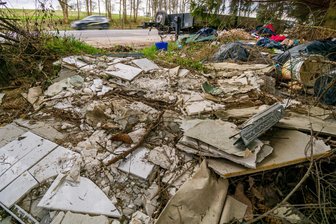 Erzgebirge: Wenn die Beräumung einer illegalen Müllhalde an Bundesstraße auch illegal wird - Wann verschwindet die illegale Mülldeponie an der „Blauen Taube“? Ein Stadtrat schlägt einen Arbeitseinsatz vor.