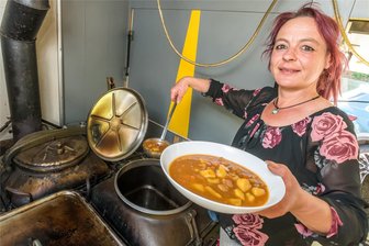 Erzgebirge: Wenn in der Gulaschkanone die Tannenzapfen brennen, gibt es wieder Roster, Linsen und Flecke - Isabel Loos-Gliemann an ihrer Gulaschkanone, die sie zum Kochen und Warmhalten nutzt.