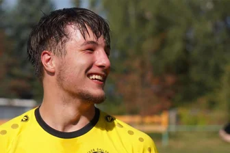 Erzgebirge: Wer ist der Hobby-Volleyballer, der in der Fußball-Kreisliga sechs Tore in einer Halbzeit erzielte? - Justin Lange vom Eibenstocker BSC hatte im Spiel gegen den FSV Zwönitz gut lachen. Sechs Tore erzielte er beim 7:1-Kantersieg.