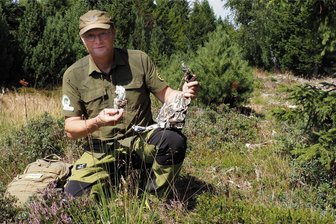 Erzgebirge: Wie kommen diese Flugzeugtrümmer ins Moor? - Tim Buchau mit seinem neuesten Fund im Hochmoor bei Horní Halže. Obwohl er nicht gezielt sucht, kennt der Naturführer sieben verschiedene Absturzstellen auf deutscher und tschechischer Seite.
