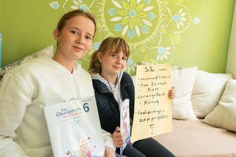 Erzgebirge: Wie viel Abenteuer steckt wirklich in der Abenteuerschule? - Keine Noten, dafür mehr Mitspracherecht: Jule Berberich und Judith Maier (v. l.) gaben zum Tag der offenen Tür an der Abenteuerschule im Wolkensteiner Ortsteil Heinzebank Einblicke in ihren Schulalltag.