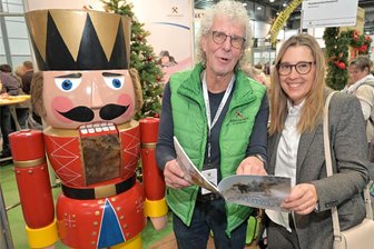 Erzgebirge wirbt für sich auf Touristikmesse: Mit was die Region bei Urlaubern punkten kann - Auf der Messe in Leipzig im Gespräch: Karsten Gräning, stellvertretender Geschäftsführer des Tourismusverbandes Erzgebirge (li.), und Heike Stade von der Messe München.