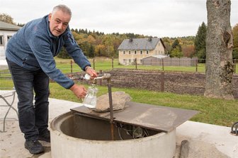 Erzgebirge: Wird ehemaliges Kurbad reaktiviert? - Michael Weidensdorfer zapft Heilwasser aus seiner Quelle am Waldgasthof Bad Einsiedel am Rande des Kurortes Seiffen.