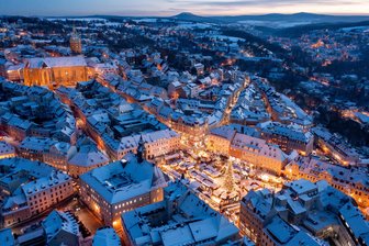 Erzgebirge wird Trend-Reiseziel: Warum diese Orte bei Urlaubern jetzt besonders gefragt sind - Annaberg-Buchholz mit Weihnachtsmarkt und St. Annenkirche ist besonders beliebt bei Urlaubern.