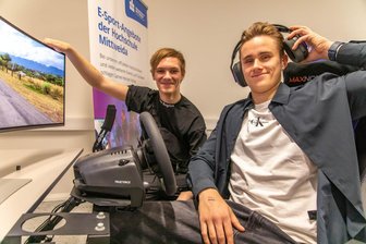 Erzgebirge wird zum Gaming-Hotspot: Premiere der Pixel-Party begeistert 100 Besucher - Maddox Viedner (links) und Marek Neukirchner waren bei der ersten Pixel-Party dabei.