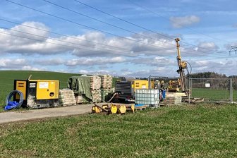 Erzgebirge: Wismut lässt bei Lößnitz alte Schächte aufspüren - Eine Baustelle nahe der Lößnitzer Reithalle. Es war die letzte im ehemaligen Erkundungsrevier Alberoda-Lößnitz.